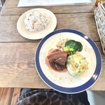 イシオノ - さくらポーク三枚肉とビーツの煮込み＆古米入りライス