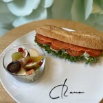 parlor_hana bySN - スモークサーモンとアボガドサンド