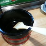 Marujuu Sushi Minamiten - 醤油は刷毛で塗る