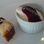 ビストロ デ シュナパン - フロマージュブランのベリーソース、レーズンのパウンドケーキ
