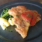 ほんのりカレーのような風味も、豚肉のピカタトマトソース