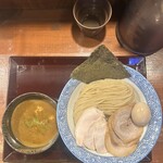 麺や而今 大東本店 - カレぇつけ麺・300g（1600円）＋ミックスチャーシュー（400円）＋半熟味付け煮卵（150円）