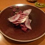 アノニム - 蝦夷鹿内もも肉のロースト、紫イモマッシュ、ビーツのマリネ、ラディッシュ、ベローネ添え