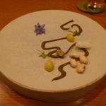 アノニム - アミューズ２皿目（牡蠣のペースト、銀杏、百合根、大豆、ピスタチオ、ボリジフラワーのトッピング