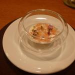 アノニム - アミューズ１皿目　海老のムース柿のシャーベットかけ