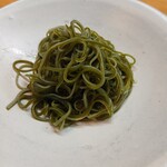 しおがま庵 - なんと、大将からサプライズの抹茶のお蕎麦Σ(･ω･ﾉ)ﾉ  駐車場の件で少し待ったからかわからないけど、艶々な抹茶に感激です( *´艸)✨✨