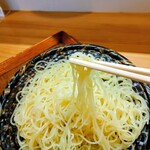 しおがま庵 - この繊細なお蕎麦を濃いめツユにちょん浸けで♡柚子の香りは想像以上に華やかで、噛みしめてからも鼻に抜けて余韻が続きます…✨✨
