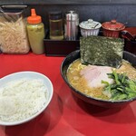 ラーメン 杉田家 - ラーメン 並とライス('25/12/16)