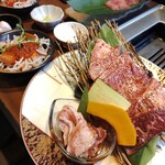 焼肉ホルモン酒場 陽真 - 上焼肉ランチ！これにキムチと副菜、牛骨の味噌汁付き