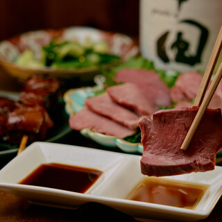 お母さん達の手作り料理や酒が進む逸品。新鮮な「もつ刺」も必食