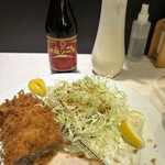 ポンチ軒 - 肉厚です。それに太陽ソース