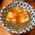 たまい駅前酒場 - お通し　冷たい厚揚げ