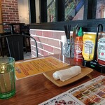 ライドダイナー - 卓上にケチャップ、マスタード、チリソース