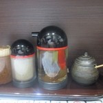 麺屋はなび - 卓上の調味料