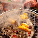 仙台牛焼肉　と文字 - こてっちゃんを網の上に。途端に脂したたり、立ち上る白煙！
