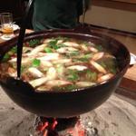 柳家 - 自在鉤で炭火の上に釣られた猪鍋