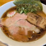 中華そば 一閃 - "淡麗中華そば"。2種のチャーシューがのる。