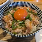 中華そば 一閃 - "炙りレアチャーシュー丼"。黄身が濃厚。