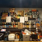 楽園食堂 城ヶ崎BLUE - 泡盛や焼酎が並ぶ店内　楽しそう