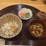 口福 みなみ - ｺﾁﾗも､綺麗によそって頂いたのを3割食べた後撮った鯛飯､なめこの赤だし､お漬物