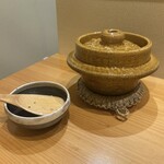 口福 みなみ - 土鍋ごと提供(食べきれない分は持ち帰り可)