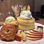 CAFE KRUZE - 丸ごと林檎のパンケーキ