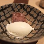 日本料理 研野 - イチゴのきんつばと牛乳アイス。