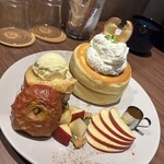 CAFE KRUZE - 丸ごと林檎のパンケーキ