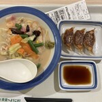 リンガーハット - 料理写真:スモールちゃんぽん590円と餃子3個190円