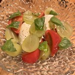 Trattoria Cicci Fantastico - 伊産とろ〜りブラータチーズと季節のフルーツのカプレーゼ