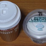セブンイレブン - 左ホットカフェラテR 204円、右まっしろもこもこしろもこパフェ 278円