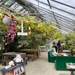 フルーツカフェ ニジ - 温室内のテーブル席でいただくことができます♪