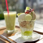 フルーツカフェ ニジ - ミニメロンパフェ（¥913税込）
                                完熟カットメロン2切れ、バニラアイスにメロンシャーベット、コーンフレーク、メロンのシフォンケーキ、クリーム、そしてメロンゼリーです♪