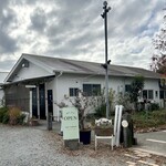 フルーツカフェ ニジ - お店は袋井市南部の広大な田園地帯にポツンとあります。温室メロンのハウスが隣接していますね(^^)