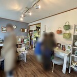 フルーツカフェ ニジ - カフェ店内に入ると雑貨なんかも売られていておしゃれで可愛い雰囲気♡