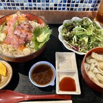 大衆酒場 朝霞 ミフネ - お勧めとされている海鮮丼！これは美味しそう、そして凄いボリューム。¥800って大丈夫とこちらが心配しそうなコスパの良さ