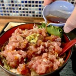 大衆酒場 朝霞 ミフネ - 山を崩して、タレを回し掛けして。醤油もお好みでという事で味変しながら楽しめます！