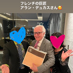 フランス料理 エステール by アラン・デュカス - 名古屋のお土産を抱えるアラン・デﾕカス氏☆