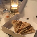 THE APOLLO - 魚卵のソースとピタパン