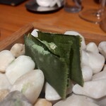 ル スプートニク - アオサノリのチップス、ナスとウニのムース