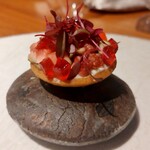 ル スプートニク - 蜂蜜クリームチーズムース、イチジクハイビスカスゼリーのタルト