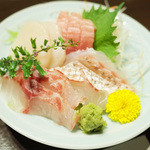 藤吉 - 刺身盛合せ(2000円・外税) 天然鮪、真鯛、いさき、ほたて