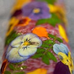 肉割烹 よし田 - 季節のお花を使った肉華寿司