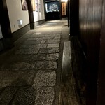 黄桜酒場 - 素敵な通路を通り、店内フロアーのお席へ