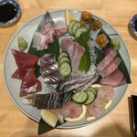 創作和食 いし田 - 豪華刺し盛りは9品　お値段は張るけど、どれも鮮度抜群で旨い。