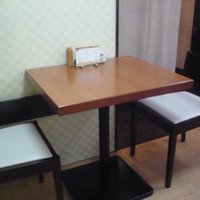 季節料理　根本 - 座敷を改装したと思われるテーブル席