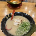 博多ラーメン 本丸亭 - 料理写真: