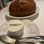 Morton's The Steakhouse - オニオンブレッドにホイップバター最高