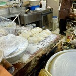 一番 - 注文が入ってから包む餃子たち。