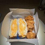 トレイス - おみやは白トリュフ入りスクランブルエッグサンドと髙坂鶏の唐揚げという親子セット